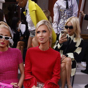 Paris Hilton et sa soeur Nicky Hilton - Les célébrités assistent au défilé Valentino "Collection Prêt-à-Porter Printemps/Eté 2024" lors de la Fashion Week de Paris (PFW), le 1er octobre 2023. 