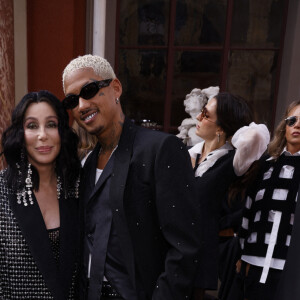 Cher et son petit ami étaient à nouveau présents ! 
Cher et son compagnon Alexander Edwards - Les célébrités assistent au défilé Valentino "Collection Prêt-à-Porter Printemps/Eté 2024" lors de la Fashion Week de Paris (PFW), le 1er octobre 2023. 