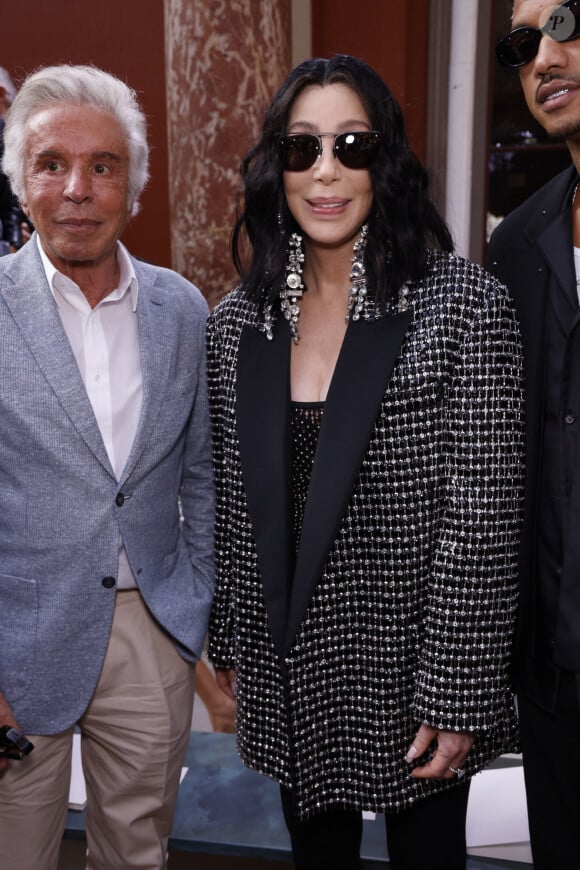Giancarlo Giammetti, Cher et son compagnon Alexander Edwards - Les célébrités assistent au défilé Valentino "Collection Prêt-à-Porter Printemps/Eté 2024" lors de la Fashion Week de Paris (PFW), le 1er octobre 2023. 
