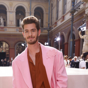 Andrew Garfield - Les célébrités assistent au défilé Valentino "Collection Prêt-à-Porter Printemps/Eté 2024" lors de la Fashion Week de Paris (PFW), le 1er octobre 2023. 