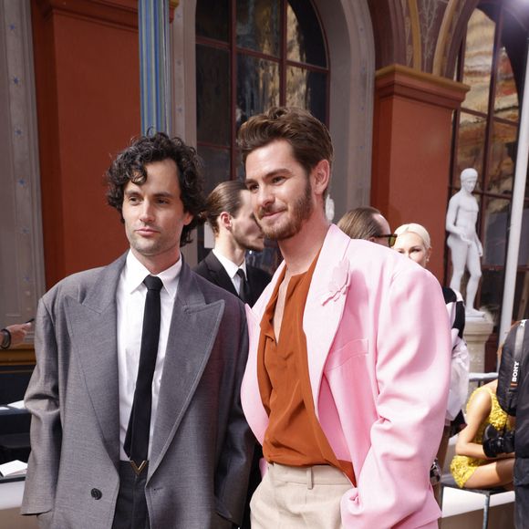 Il a retrouvé l'acteur britannique Andrew Garfield, sexy en rose ! 
Penn Badgley et Andrew Garfield - Les célébrités assistent au défilé Valentino "Collection Prêt-à-Porter Printemps/Eté 2024" lors de la Fashion Week de Paris (PFW), le 1er octobre 2023. 