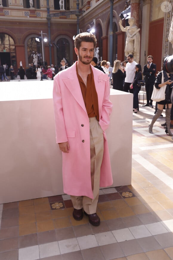 Andrew Garfield - Les célébrités assistent au défilé Valentino "Collection Prêt-à-Porter Printemps/Eté 2024" lors de la Fashion Week de Paris (PFW), le 1er octobre 2023. 
