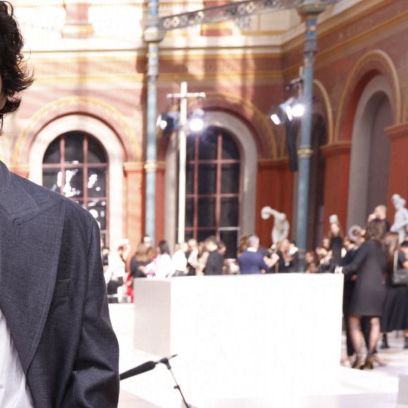 Penn Badgley - Les célébrités assistent au défilé Valentino "Collection Prêt-à-Porter Printemps/Eté 2024" lors de la Fashion Week de Paris (PFW), le 1er octobre 2023. 