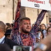 VIDEO Jeremstar ensanglanté en "serpent dépecé" : l'influenceur menotté et arrêté par la police en marge du défilé Vuitton
