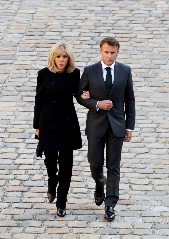 Brigitte Macron et Le président Emmanuel Macron lors de l'hommage à Hélène Carrère d'Encausse aux Invalides à Paris le 3 octobre 2023. © Dominique Jacovides / Bestimage