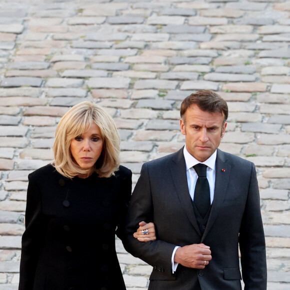 Brigitte Macron et Le président Emmanuel Macron lors de l'hommage à Hélène Carrère d'Encausse aux Invalides à Paris le 3 octobre 2023. © Dominique Jacovides / Bestimage