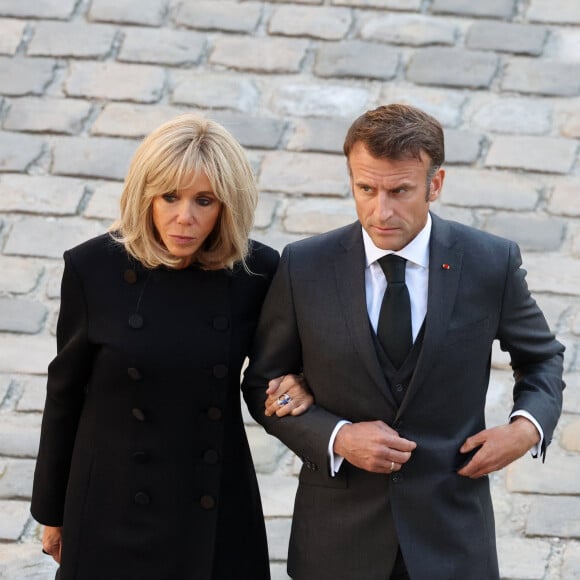 D'une élégance irréprochable, la première dame Brigitte Macron est apparue très touchée
Brigitte Macron et Le président Emmanuel Macron lors de l'hommage à Hélène Carrère d'Encausse aux Invalides à Paris le 3 octobre 2023. © Dominique Jacovides / Bestimage