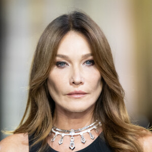Carla Bruni n'hésite d'ailleurs jamais à porter sa voix pour des combats qui lui semblent justes, notamment récemment sur les addictions. Mais sur elle, l'ancienne Première dame ne se livre que peu.
Carla Bruni - Défilé Messika Haute Joaillerie au Pavillon Cambon à Paris. Agence / Bestimage