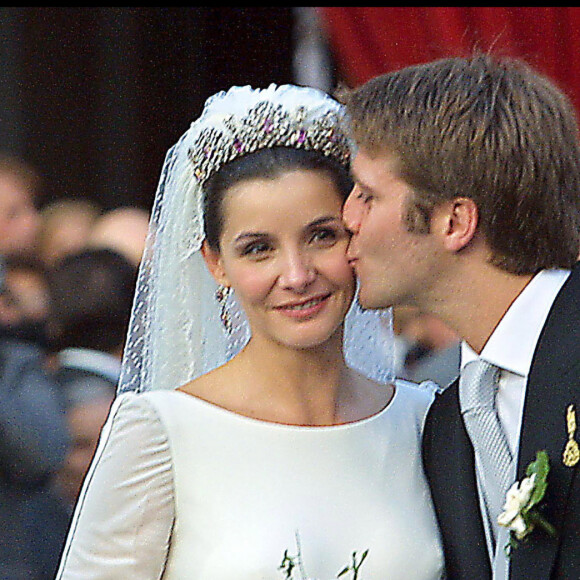 Des photos de Clotilde Courau issues de de ses films ont bien failli tout compromettre
Le prince Emmanuel-Philibert de Savoie et Clotilde Courau lors de leur mariage à la basilique Sainte-Marie des Anges à Rome, en Italie. Le 25 septembre 2003