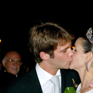 Fort heureusement, le Vatican n'en a pas tenu compte
Le prince Emmanuel-Philibert de Savoie et Clotilde Courau lors de leur soirée de mariage au palais Ruspoli à Rome, en Italie. Le 25 septembre 2003