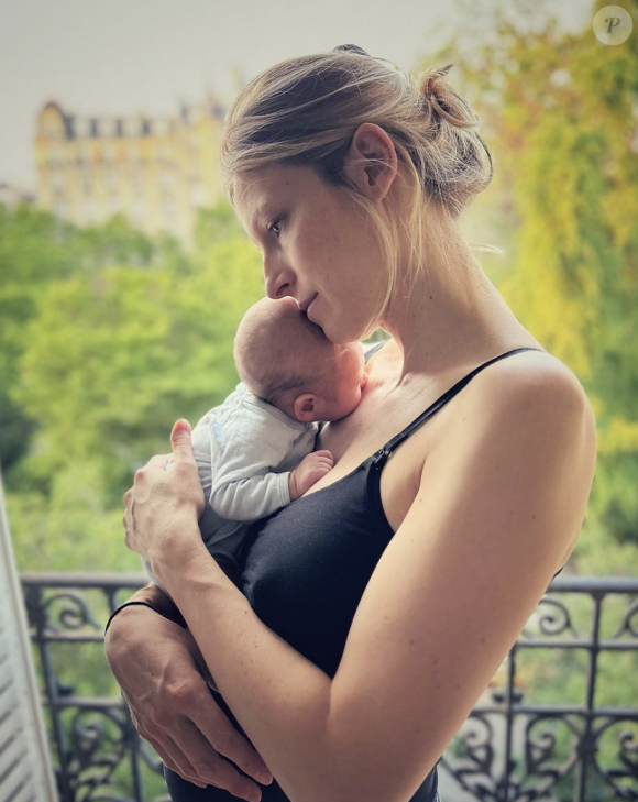 Puis le petit Calm, né en juin 2023 à Paris lors d'un accouchement à la maison.
Alexia Barlier et son mari Paul Leyden sont les parents de deux enfants, Raphaëlle (4 ans) et Calm (né en juin 2023). Instagram