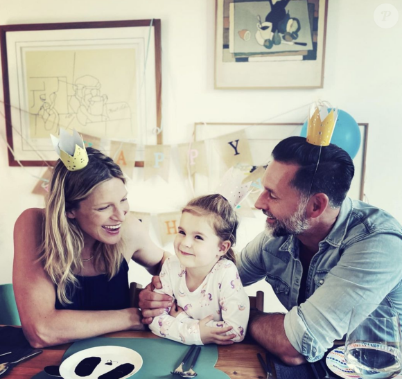 Il y a d'abord eu leur aînée Raphaëlle (4 ans), née à Los Angeles.
Alexia Barlier et son mari Paul Leyden sont les parents de deux enfants, Raphaëlle (4 ans) et Calm (né en juin 2023). Instagram