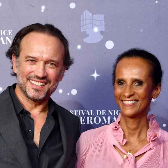 Un long métrage pour lequel il a collaboré avec sa femme Karine Silla pour le scénario
Vincent Perez et sa femme Karine Silla du film "Une affaire d'Honneur" - Personnalités au photocall de la 3ème soirée de la 5ème édition du festival CinéRoman au cinéma Pathé Gare du Sud à Nice. Le 4 octobre 2023 © Bruno Bebert / Bestimage