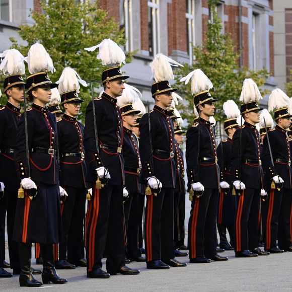 La princesse héritière Élisabeth, âgée de 21 ans, a prêté serment en tant qu'officier à l'École Royale Militaire (ERM). La princesse Élisabeth a prêté serment de "fidélité au roi, d'obéissance à la Constitution et aux lois du peuple belge" sous les yeux du roi Philippe, de la reine Mathilde, du prince Emmanuel et de la princesse Éléonore. Le prince Gabriel a participé à la cérémonie en tant qu'étudiant de l'ERM. Bruxelles, le 26 septembre 2023. 