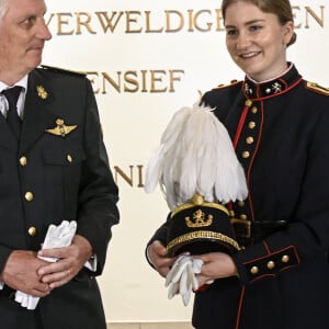 La relève est présente, en tout cas ! 
La princesse héritière Élisabeth, âgée de 21 ans, a prêté serment en tant qu'officier à l'École Royale Militaire (ERM). La princesse Élisabeth a prêté serment de "fidélité au roi, d'obéissance à la Constitution et aux lois du peuple belge" sous les yeux du roi Philippe, de la reine Mathilde, du prince Emmanuel et de la princesse Éléonore. Le prince Gabriel a participé à la cérémonie en tant qu'étudiant de l'ERM. Bruxelles, le 26 septembre 2023. 