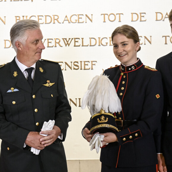 Elisabeth de Belgique a prêté serment devant son père. 
La princesse héritière Élisabeth, âgée de 21 ans, a prêté serment en tant qu'officier à l'École Royale Militaire (ERM). La princesse Élisabeth a prêté serment de "fidélité au roi, d'obéissance à la Constitution et aux lois du peuple belge" sous les yeux du roi Philippe, de la reine Mathilde, du prince Emmanuel et de la princesse Éléonore. Le prince Gabriel a participé à la cérémonie en tant qu'étudiant de l'ERM. Bruxelles. 