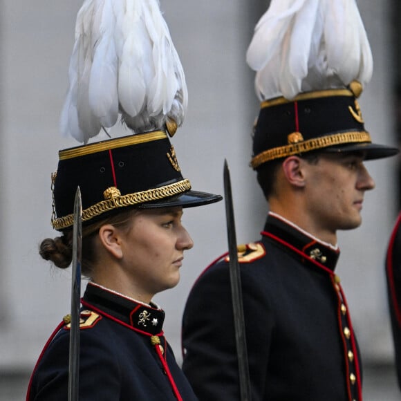 La princesse héritière Élisabeth, âgée de 21 ans, a prêté serment en tant qu'officier à l'École Royale Militaire (ERM). La princesse Élisabeth a prêté serment de "fidélité au roi, d'obéissance à la Constitution et aux lois du peuple belge" sous les yeux du roi Philippe, de la reine Mathilde, du prince Emmanuel et de la princesse Éléonore. Le prince Gabriel a participé à la cérémonie en tant qu'étudiant de l'ERM. Bruxelles, le 26 septembre 2023. 