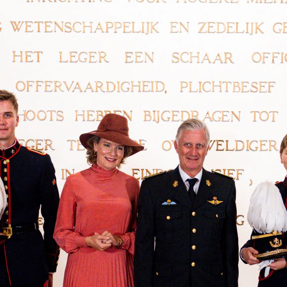 La princesse héritière Élisabeth, âgée de 21 ans, a prêté serment en tant qu'officier à l'École Royale Militaire (ERM). La princesse Élisabeth a prêté serment de "fidélité au roi, d'obéissance à la Constitution et aux lois du peuple belge" sous les yeux du roi Philippe, de la reine Mathilde, du prince Emmanuel et de la princesse Éléonore. Le prince Gabriel a participé à la cérémonie en tant qu'étudiant de l'ERM. Bruxelles, le 26 septembre 2023. 