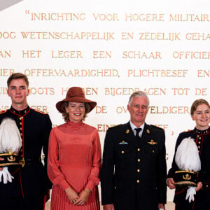 La princesse héritière Élisabeth, âgée de 21 ans, a prêté serment en tant qu'officier à l'École Royale Militaire (ERM). La princesse Élisabeth a prêté serment de "fidélité au roi, d'obéissance à la Constitution et aux lois du peuple belge" sous les yeux du roi Philippe, de la reine Mathilde, du prince Emmanuel et de la princesse Éléonore. Le prince Gabriel a participé à la cérémonie en tant qu'étudiant de l'ERM. Bruxelles, le 26 septembre 2023. 