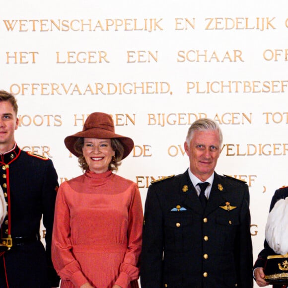 La princesse héritière Élisabeth, âgée de 21 ans, a prêté serment en tant qu'officier à l'École Royale Militaire (ERM). La princesse Élisabeth a prêté serment de "fidélité au roi, d'obéissance à la Constitution et aux lois du peuple belge" sous les yeux du roi Philippe, de la reine Mathilde, du prince Emmanuel et de la princesse Éléonore. Le prince Gabriel a participé à la cérémonie en tant qu'étudiant de l'ERM. Bruxelles, le 26 septembre 2023. 