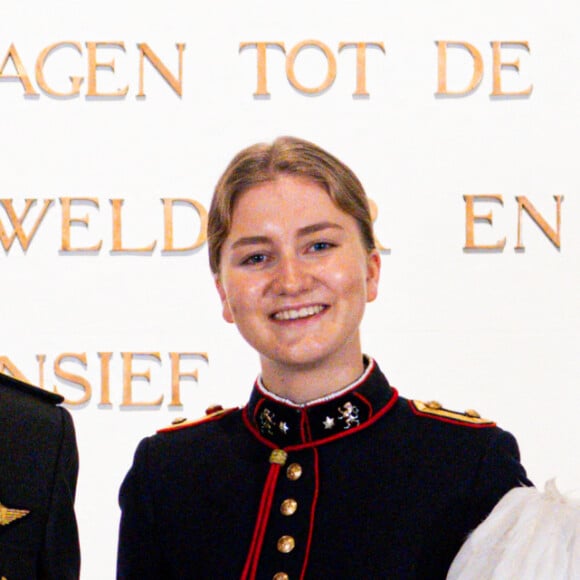 La princesse héritière Élisabeth, âgée de 21 ans, a prêté serment en tant qu'officier à l'École Royale Militaire (ERM). La princesse Élisabeth a prêté serment de "fidélité au roi, d'obéissance à la Constitution et aux lois du peuple belge" sous les yeux du roi Philippe, de la reine Mathilde, du prince Emmanuel et de la princesse Éléonore. Le prince Gabriel a participé à la cérémonie en tant qu'étudiant de l'ERM. Bruxelles, le 26 septembre 2023. 