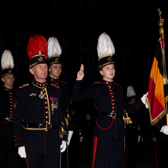 La princesse héritière Élisabeth, âgée de 21 ans, a prêté serment en tant qu'officier à l'École Royale Militaire (ERM). La princesse Élisabeth a prêté serment de "fidélité au roi, d'obéissance à la Constitution et aux lois du peuple belge" sous les yeux du roi Philippe, de la reine Mathilde, du prince Emmanuel et de la princesse Éléonore. Le prince Gabriel a participé à la cérémonie en tant qu'étudiant de l'ERM. Bruxelles, le 26 septembre 2023. 