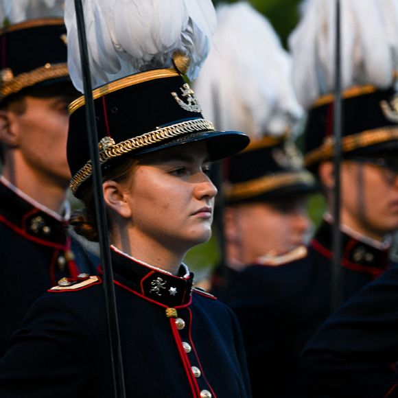 La princesse héritière Élisabeth, âgée de 21 ans, a prêté serment en tant qu'officier à l'École Royale Militaire (ERM). La princesse Élisabeth a prêté serment de "fidélité au roi, d'obéissance à la Constitution et aux lois du peuple belge" sous les yeux du roi Philippe, de la reine Mathilde, du prince Emmanuel et de la princesse Éléonore. Le prince Gabriel a participé à la cérémonie en tant qu'étudiant de l'ERM. Bruxelles, le 26 septembre 2023. 