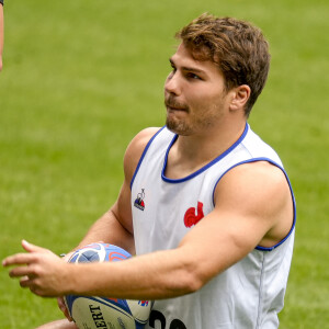 La star du XV de France va manquer le match contre l'Italie
Antoine Dupont lors d'une séance d'entraînement au stade OL de Decines-Charpieu, près de Lyon, dans le sud-est de la France, le 4 octobre 2023, lors de la Coupe du monde de rugby en France 2023.