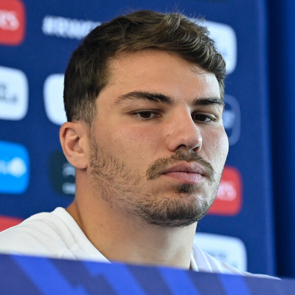 Antoine Dupont, le nouveau coup dur
Antoine Dupont ( 9 - France ) - Conférence de presse de l'équipe de France de Rugby à Paris. © Federico Pestellini / Panoramic / Bestimage