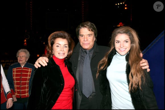 Bernard Tapie, sa femme Dominique et leur fille Sophie - Représentation du spectacle "Salut Joe" par les anciens de la Star Academy au cirque d'hiver Bouglione à Paris le 18 décembre 2006