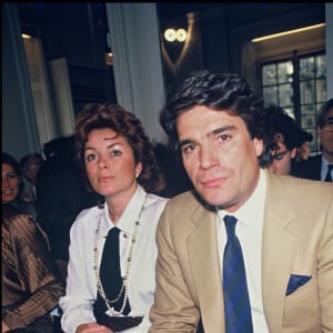 "Avoir des tenues un peu sexy, au moment où on ne s'y attend pas ou envoyer des photos un peu coquines, ça entretient !" 
Archives - Dominique et Bernard Tapie pour la présentation de sa collection le 31 janvier 1985