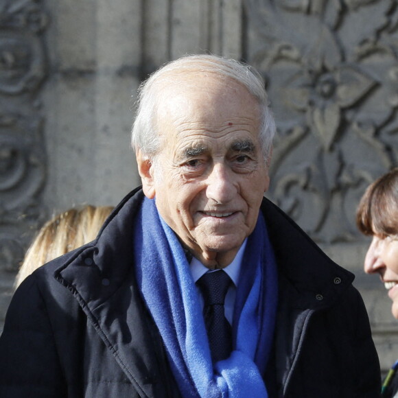 Jean-Pierre Elkabbach - Sorties des obsèques de Etienne Mougeotte en l'église Saint-François-Xavier à Paris. Le 13 octobre 2021 © Jacovides-Clovis / Bestimage