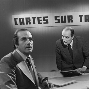 En France, à Paris, sur le plateau de "Cartes sur Table", Francois Mittérand, Jean-Pierre Elkabbach et Alain Duhamel.