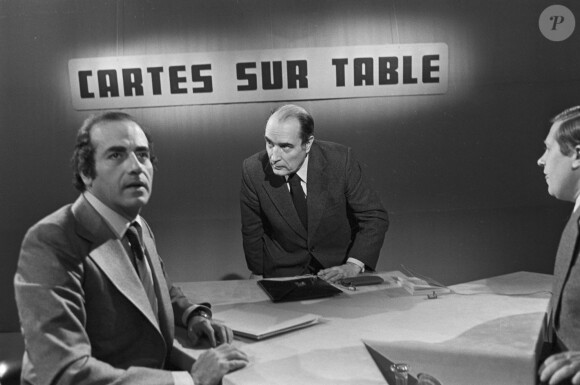 En France, à Paris, sur le plateau de "Cartes sur Table", Francois Mittérand, Jean-Pierre Elkabbach et Alain Duhamel.