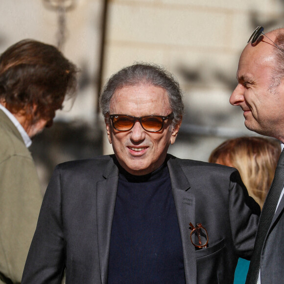 Michel Drucker - Obsèques du journaliste Jean-Pierre Elkabbach au cimetière du Montparnasse dans le 14ème arrondissement de Paris, France, le 6 octobre 2023. © Christophe Clovis/Bestimage
