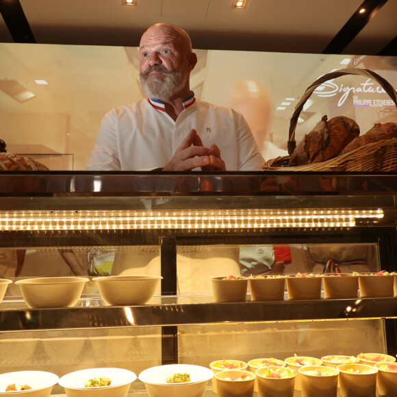 Ce qui ressemble à un jeu d'enfants pour le chef, lui qui sait parfaitement gérer un...
Le chef Philippe Etchebest décline son plat "Signature" en mode street food au sein du Pop Up Club à Bordeaux le 11 septembre 2023.  © Fabien Cottereau / Bestimage 