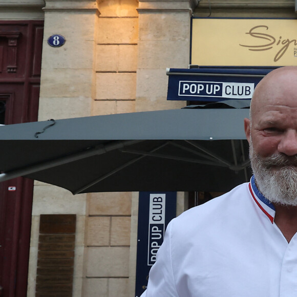Le chef Philippe Etchebest décline son plat "Signature" en mode street food au sein du Pop Up Club à Bordeaux le 11 septembre 2023.© Fabien Cottereau / Bestimage 