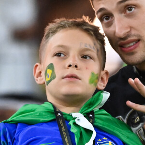 C'est son deuxième enfant, après le fils qu'il avait eu très jeune.
Davi Lucca da Silva Santos (fils de Neymar Jr.) dans les tribunes du match "Brésil - Corée (4-1)" lors de la Coupe du Monde 2022 au Qatar, le 5 décembre 2022. © Philippe Perusseau/Bestimage 