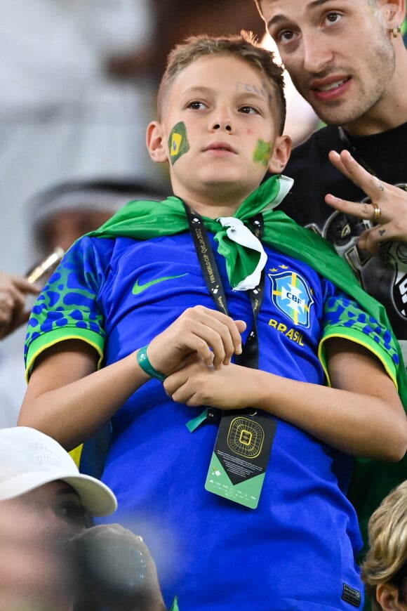 C'est son deuxième enfant, après le fils qu'il avait eu très jeune.
Davi Lucca da Silva Santos (fils de Neymar Jr.) dans les tribunes du match "Brésil - Corée (4-1)" lors de la Coupe du Monde 2022 au Qatar, le 5 décembre 2022. © Philippe Perusseau/Bestimage 