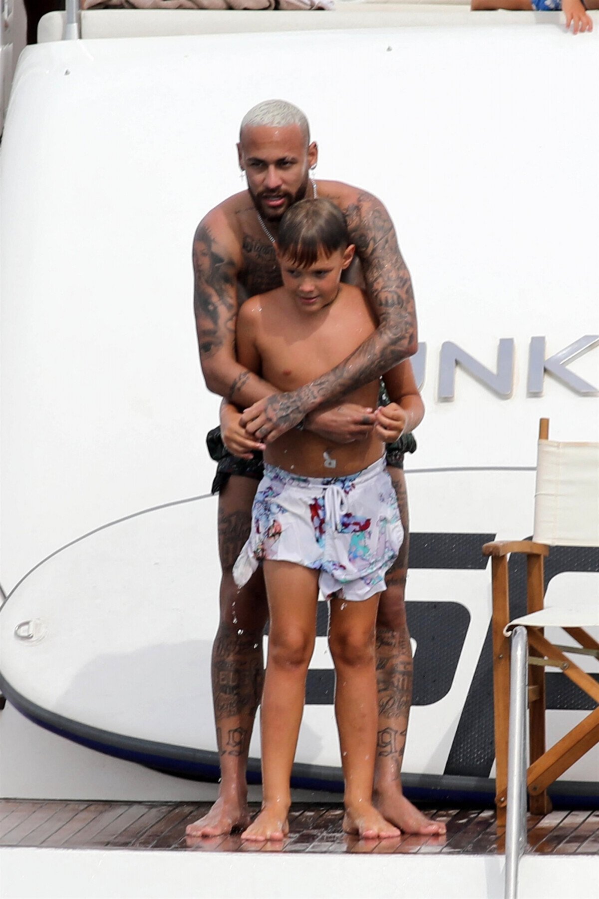 Photo : En tout cas, le grand frère de Mavie doit avoir hâte de la  rencontrer ! Neymar passe des vacances ensoleillées avec son ex Carolina  Dantas et des amis sur un