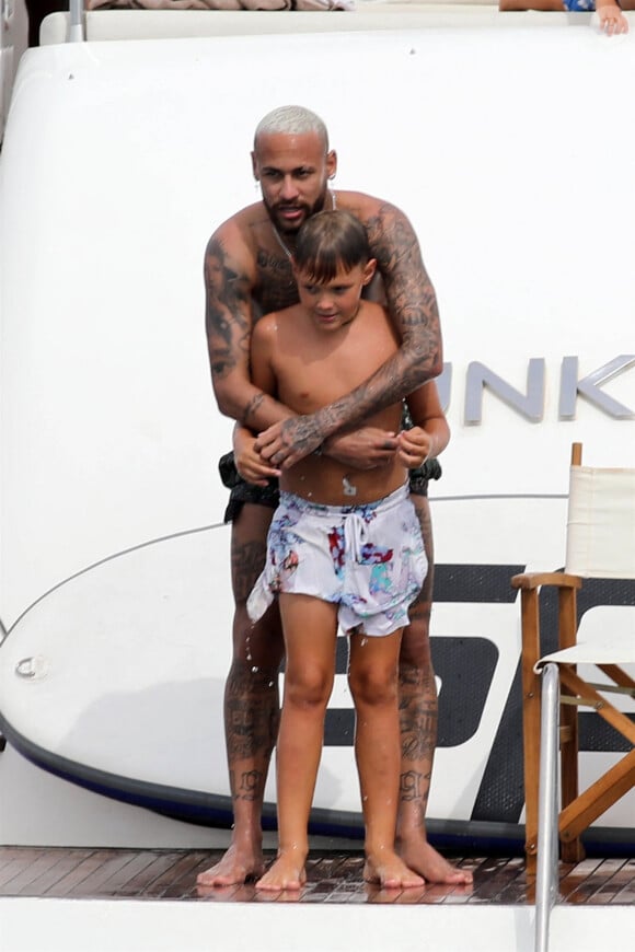 En tout cas, le grand frère de Mavie doit avoir hâte de la rencontrer !
Neymar passe des vacances ensoleillées avec son ex Carolina Dantas et des amis sur un yacht au large de Formentera dans les îles Baléares. Le fils de Neymar, David Lucca, est de la partie! le 2 août 2021