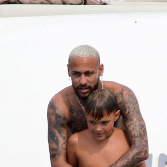 En tout cas, le grand frère de Mavie doit avoir hâte de la rencontrer !
Neymar passe des vacances ensoleillées avec son ex Carolina Dantas et des amis sur un yacht au large de Formentera dans les îles Baléares. Le fils de Neymar, David Lucca, est de la partie! le 2 août 2021