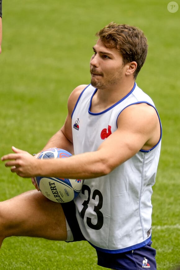 Antoine Dupont lors d'une séance d'entraînement au stade OL de Decines-Charpieu, près de Lyon, dans le sud-est de la France, le 4 octobre 2023, lors de la Coupe du monde de rugby en France 2023.