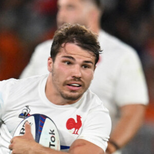 Opéré de la mâchoire, le rugbyman n'a pas perdu de masse musculaire pendant son absence
 
Antoine Dupont (france) : France vs Ecosse (30-27) - Match préparatif pour la coupe du monde 2023 à Saint-Étienne le 12 août 2023. © Frédéric Chambert / Panoramic / Bestimage