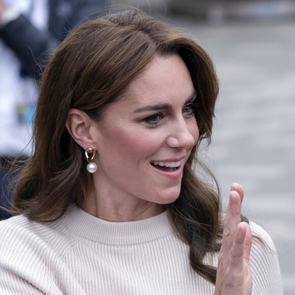 Elle en a profité pour expliquer qu'elle aurait bien aimé redevenir étudiante.
Catherine (Kate) Middleton, princesse de Galles, quitte l'université de Nottingham dans le cadre de la Journée mondiale de la santé, le 11 octobre 2023. 
