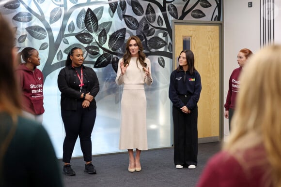 Et avait choisi pour cela un tenue très française ! 
Catherine (Kate) Middleton, princesse de Galles, arrive à l'université de Nottingham dans le cadre de la Journée mondiale de la santé mentale (World Mental Health Day), le 11 octobre 2023 