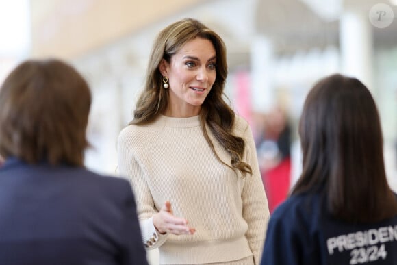 La princesse avait choisi un look très clair pour cette visite.
Catherine (Kate) Middleton, princesse de Galles, arrive à l'université de Nottingham dans le cadre de la Journée mondiale de la santé mentale (World Mental Health Day), le 11 octobre 2023 