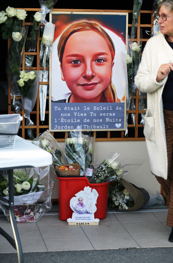 Les habitants de Fouquereuil rendent hommage à Lola Daviet, sauvagement assassinée à Paris. Fouquereuil
