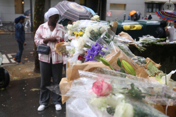 La petite Lola, 12 ans, a été violée et torturée avant d'être retrouvée morte dans une malle le 14 octobre 2022.
Des fleurs déposées en soutien après l'assassinat de la petite Lola, 12 ans, retrouvée morte dans une malle au pied de son immeuble à Paris, le 17 octobre 2022.
