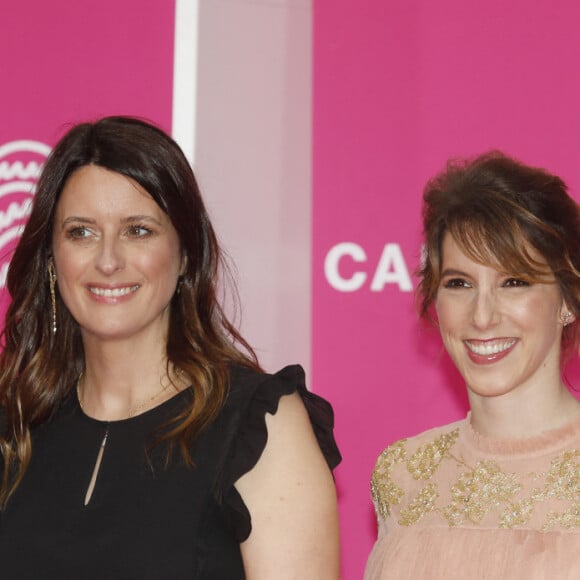 Nicolas Berger-Vachon, Anne Décis, Léa François, en longue robe tulle nude rebrodée aux épaules griffée Christophe Guillarmé, bijoux Elsa Lee Paris, et pochette Carmen Steffens, et Marwan Berreni de "Plus Belle la Vie" au photocall lors de la 5ème saison du festival International des Séries "Canneseries" à Cannes, France, le 2 avril 2022. © Denis Guignebourg/Bestimage 